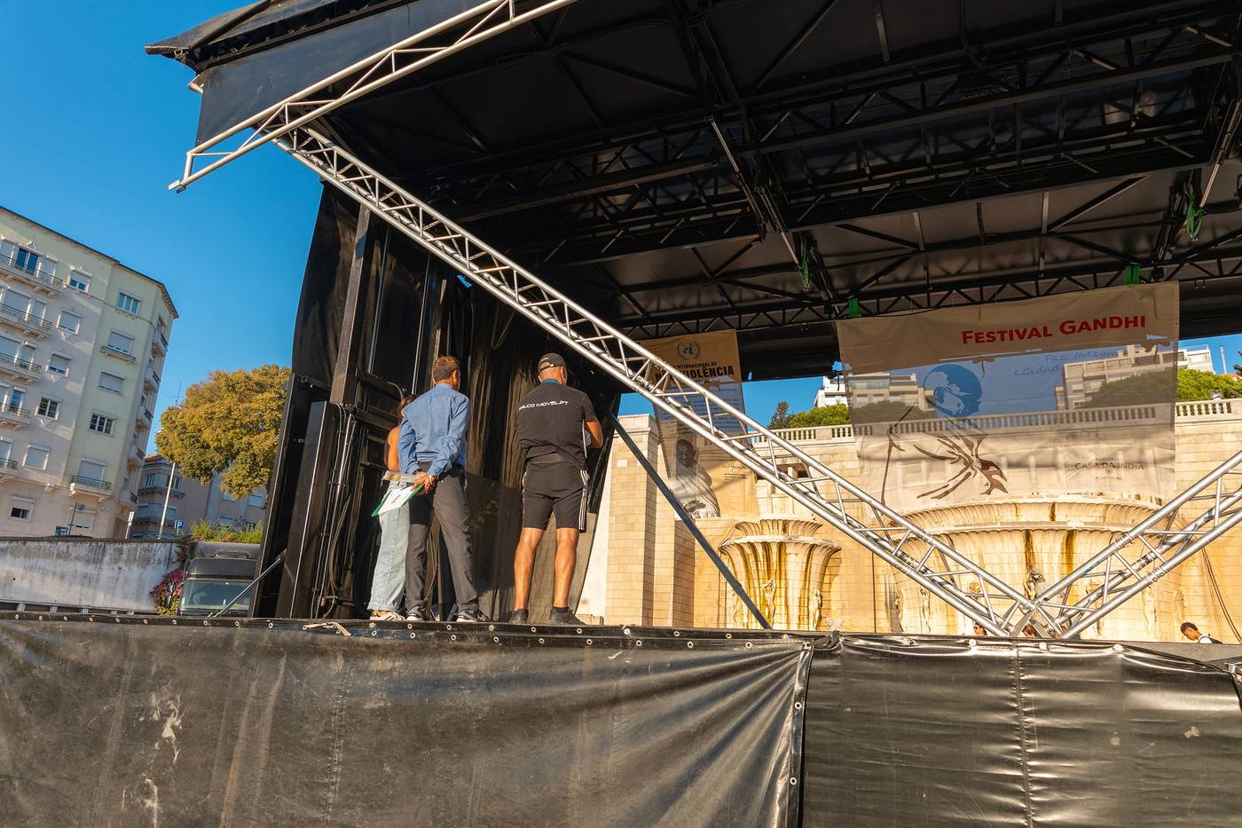 Crew building the main stage in front of the Alameda fountain ahead of Festival Gandhi 2026