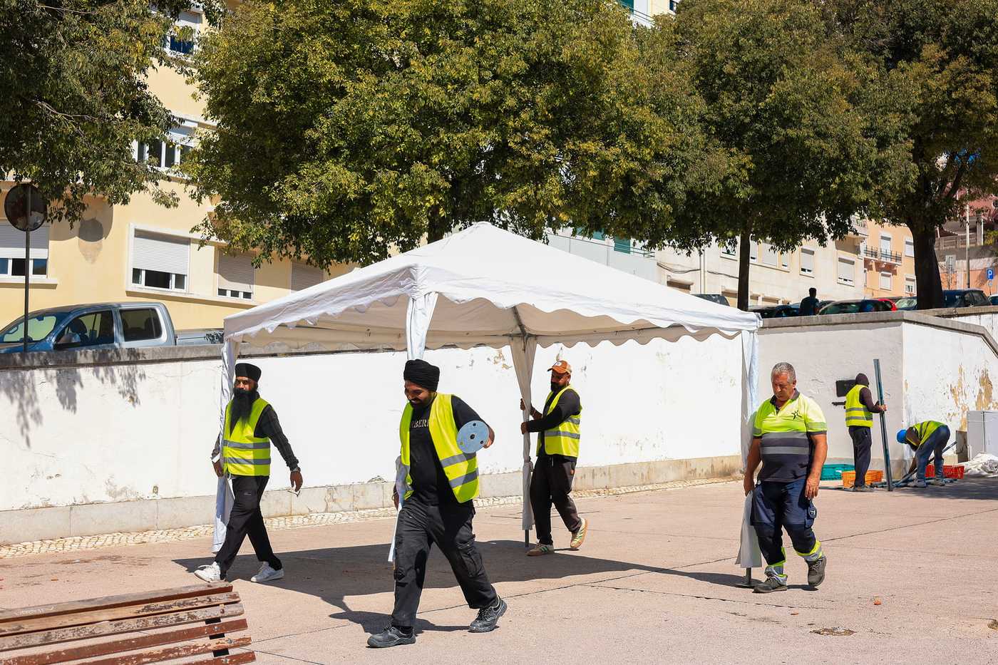 Volunteers in TLG Foundation and Casa da Índia t-shirts setting up a tent at Festival Gandhi 2026